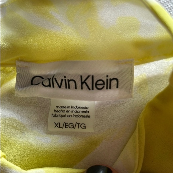 Calvin Klein Lemon Yellow Sleeveless Pleated Blouse with Mandarin Collar - Picture 2 of 11